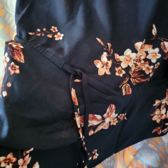 PLUS NWOT Maurices Navy Floral Peasant Top - Picture 4 of 6